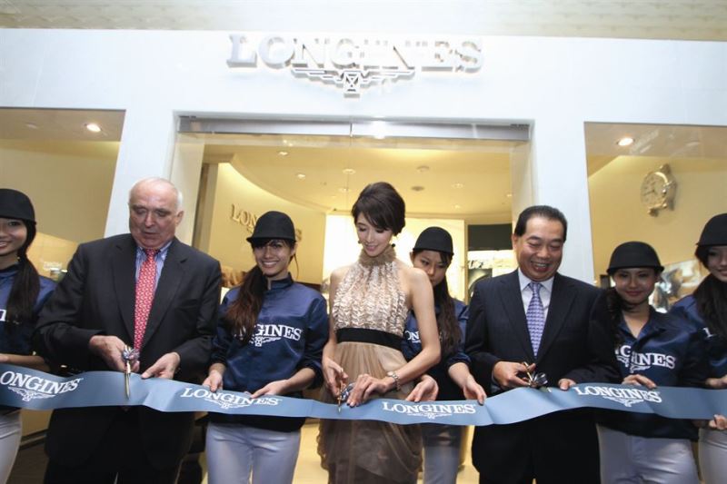 WTFSG-Ribbon-cutting-outside-new-Longines-Boutique