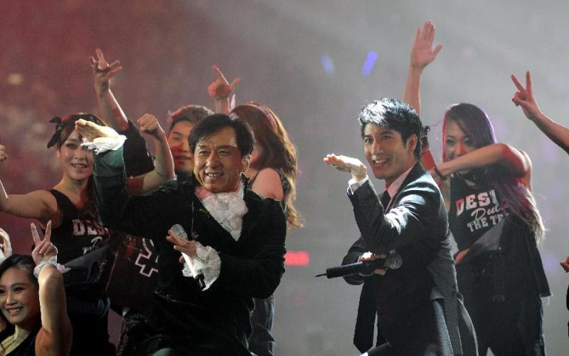 WTFSG-Jackie-Chan-60th-birthday-charity-concert-Beijing-Leehom-Wang-pose