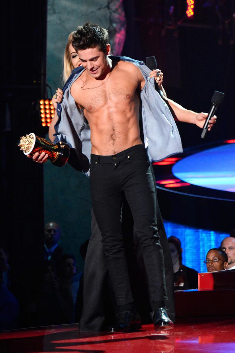 WTFSG-Zac-Efron-Shirtless-2014-MTV-Movie-Awards-1