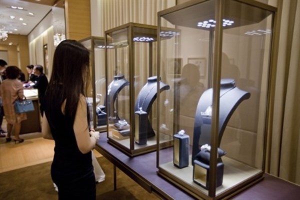 WTFSG_guest-admiring-the-high-jewellery-on-display