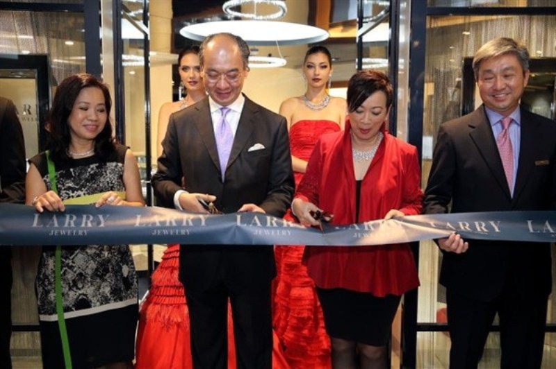 WTFSG_larry-jewelry-reopening-paragon-singapore_ribbon-cutting