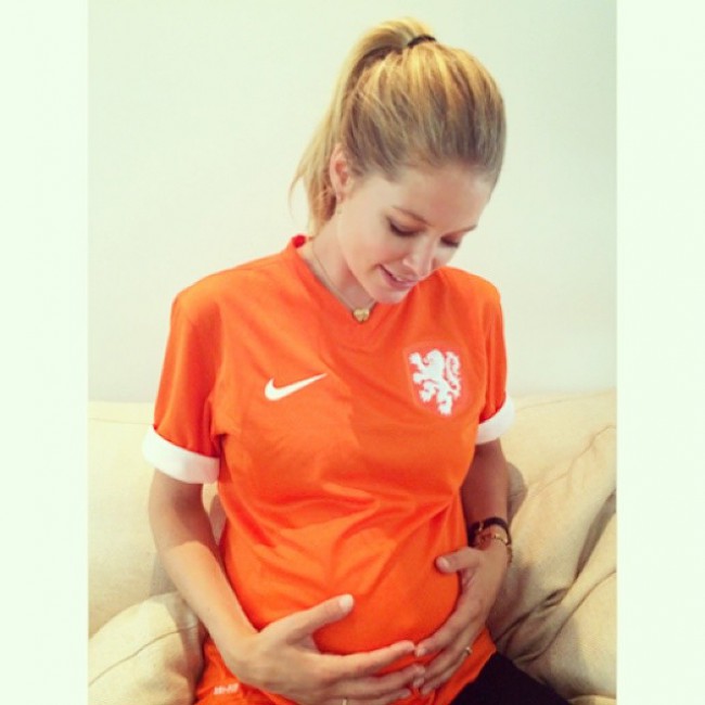 WTFSG_world-cup-2014-models_Doutzen-Kroes-Pregnant_Netherlands