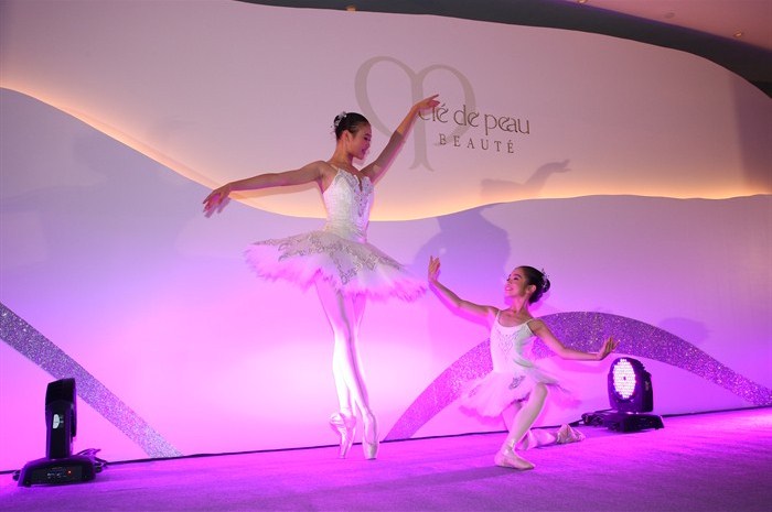 WTFSG_cle-de-peau-beaute-hosts-sky100-gala-10th-anniversary_ballet