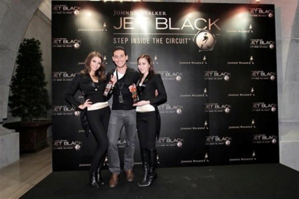 WTFSG_johnnie-walker-jet-black-singapore-f1-party-2011_paul-foster