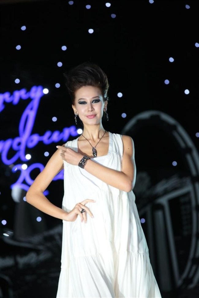 WTFSG_larry-jewelry-tells-her-city-stories-in-singapore_model_Sevara-Mir