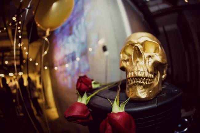 WTFSG_a-classy-dinner-party_gold-skull-roses