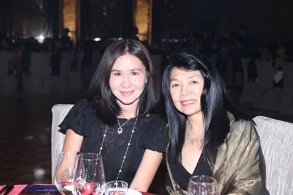 WTFSG_chow-tai-fook-hosts-charity-gala-Ritz-Carlton-hk_Margaret-Chiu_Pat-Fok