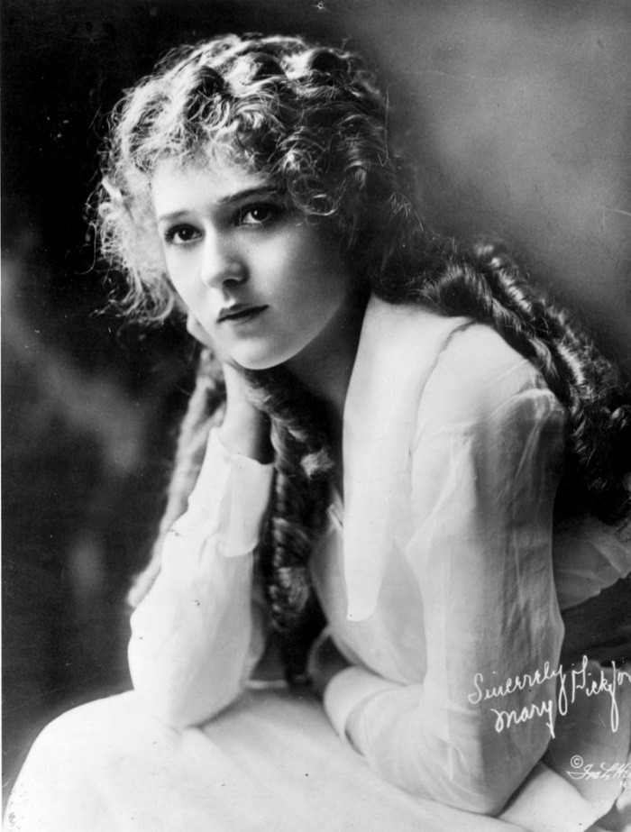 WTFSG_1920s-hairstyles-short-curly-bobs-updos_Mary-Pickford