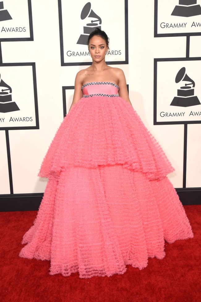 WTFSG_2015-grammy-awards-red-carpet-style_Rihanna