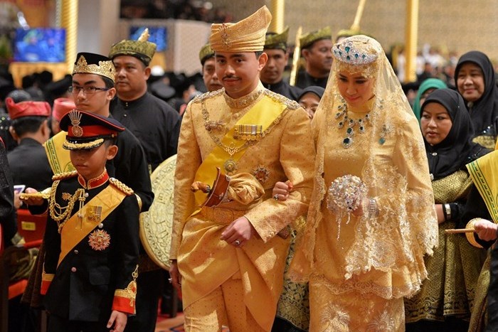 WTFSG_sultan-of-brunei-son-marries-in-gold-studded-glory_1