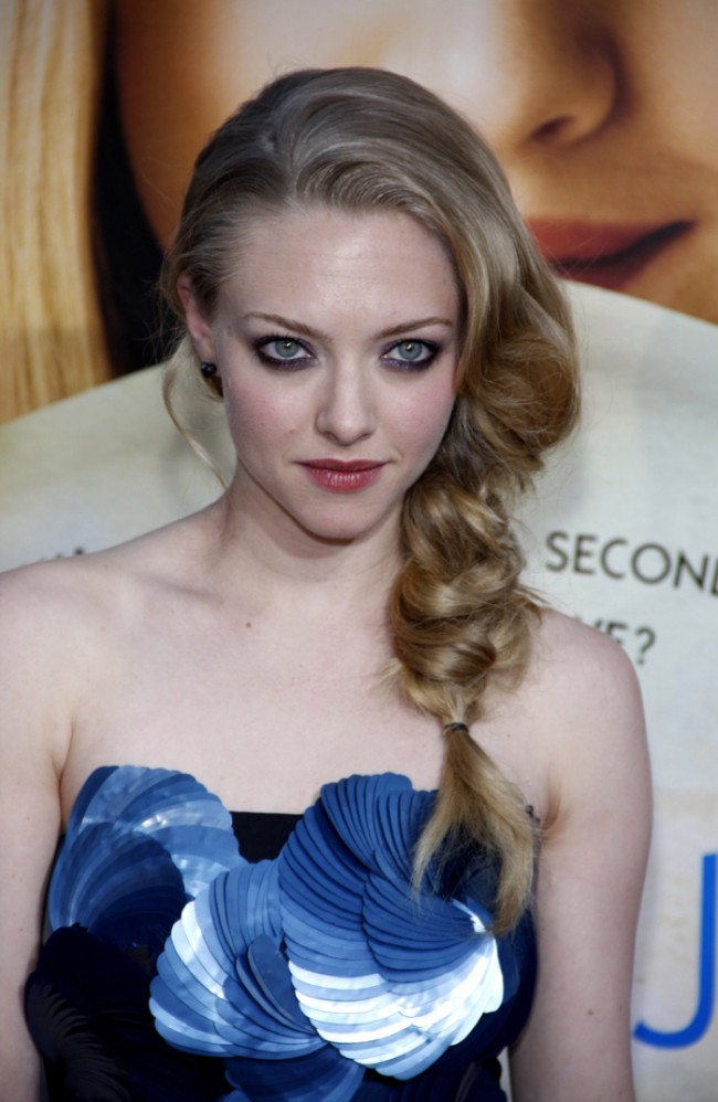 WTFSG_amanda-seyfried-loose-braid-hairstyle