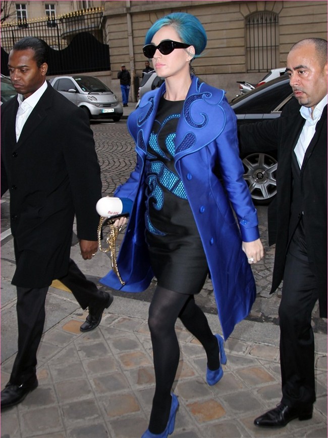 WTFSG_prescription-of-chic-pilule-bag-by-christian-louboutin_Katy-Perry