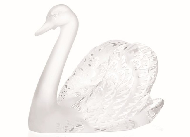 WTFSG_swan-sculptures-on-an-oval-mirror-lake-by-lalique_2