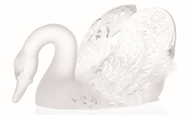WTFSG_swan-sculptures-on-an-oval-mirror-lake-by-lalique_3