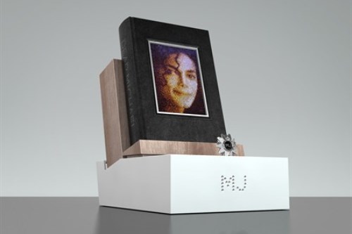 WTFSG_dear-michael-swarovski-encrusted-fan-written-memorial_2