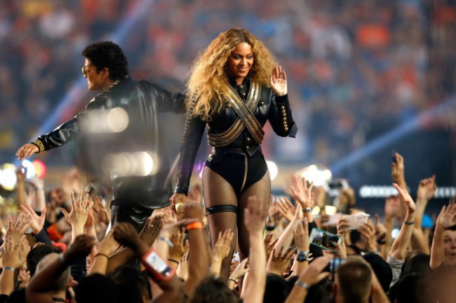 WTFSG_Beyonce-Super-Bowl-2016-Black-Leather-DSquared2-Outfit