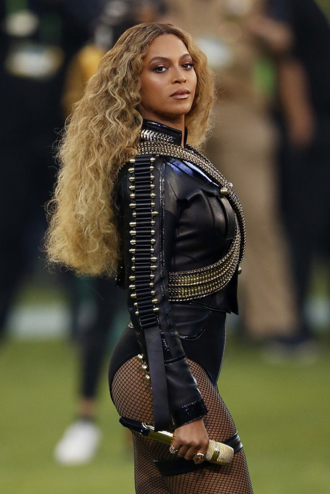 WTFSG_Beyonce-Super-Bowl-2016-Black-Leather-DSquared2-Outfit2