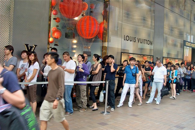 WTFSG_Louis-Vuitton-long-queue-shoppers-canton-road