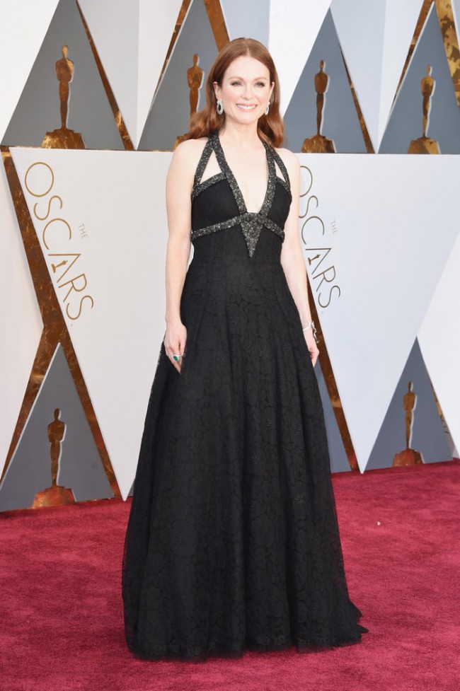 WTFSG_Julianne-Moore-2016-Oscars-Black-Chanel-Haute-Couture-Gown