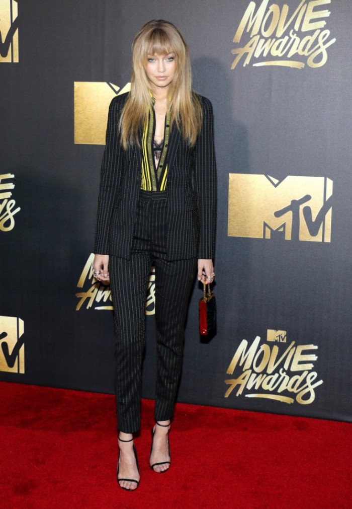 WTFSG_2016-MTV-Movie-Awards_Gigi-Hadid-Versace-Pant-Suit