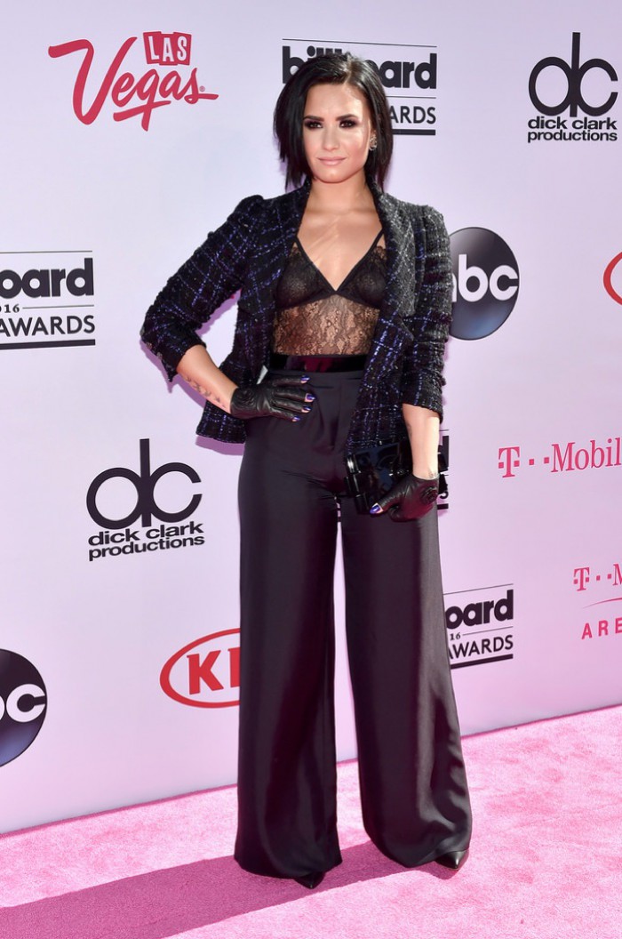 WTFSG_2016-billboard-music-awards-red-carpert-style_Demi-Lovato-Chanel