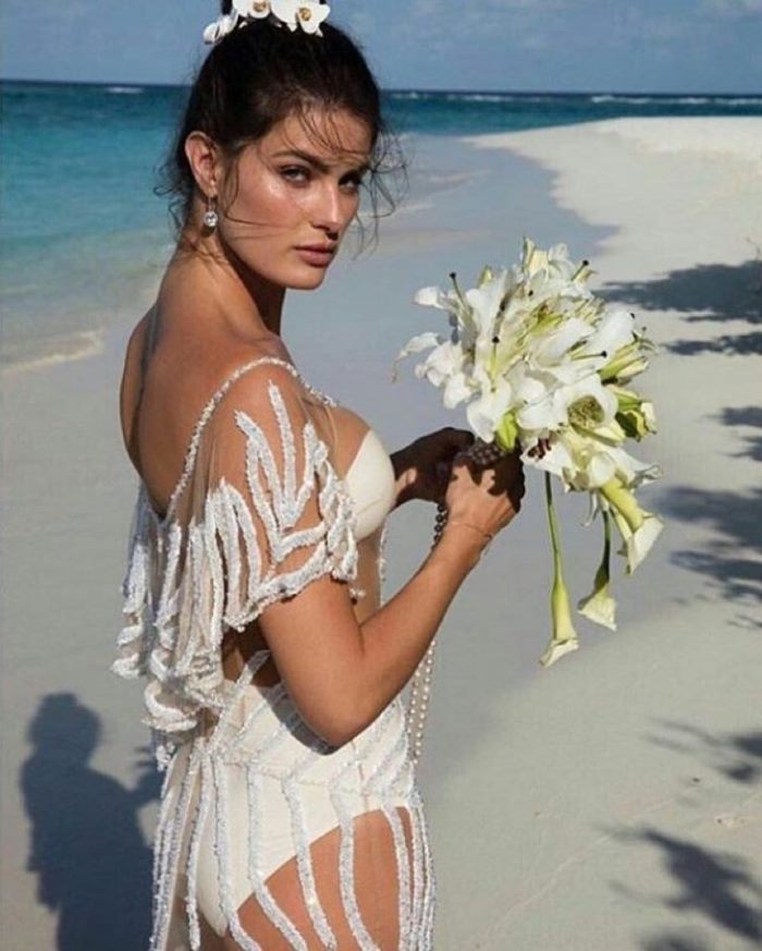 WTFSG_Isabeli-Fontanna-Wedding-Dress-Beach-Flowers